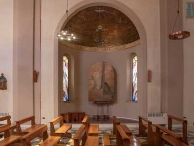 �Negli anni 90 la chiesa � stata interamente restaurata � ci illustra suor Lisa -. All�epoca fu anche realizzato il moderno altare in marmo e, nelle cappelle laterali, furono posti due dipinti raffiguranti la De Mattias, opera della pittrice napoletana Tullia Matania�